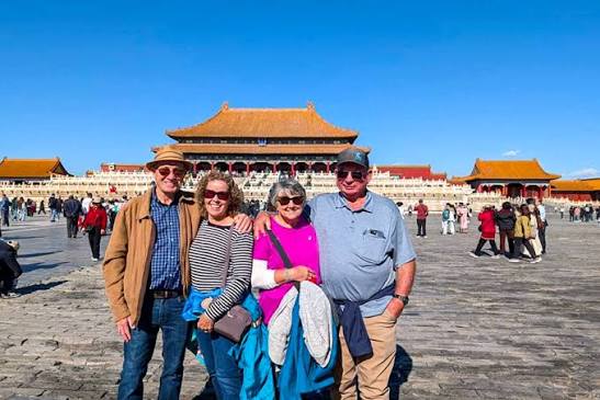 Turiști care își fac o fotografie în fața Orașului Interzis din Beijing, China